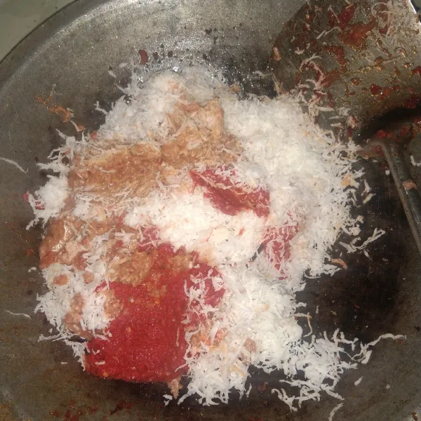 Bawang merah, bawang putih,kunyit dan cabe dihaluskan. setelah itu gonseng dengan kelapa.