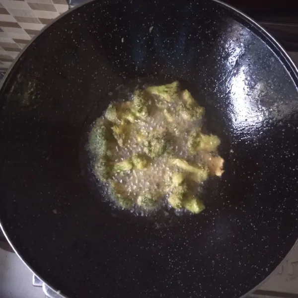 Goreng brokoli dengan api sedang sampai agak layu. Angkat dan tiriskan.