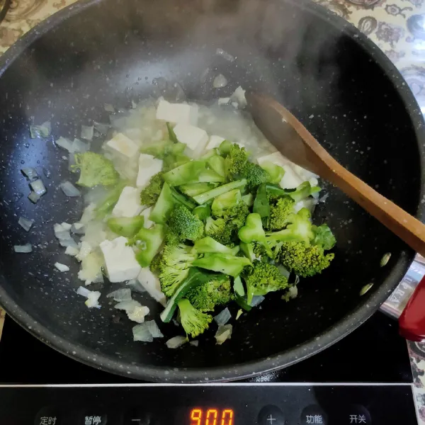 Tambahkan brokoli, garam, gula, aduk rata.