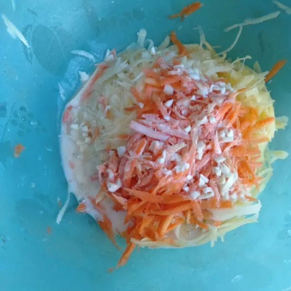 Siapkan baskom. Campurkan parutan kentang & wortel bersama larutan tepung tadi.