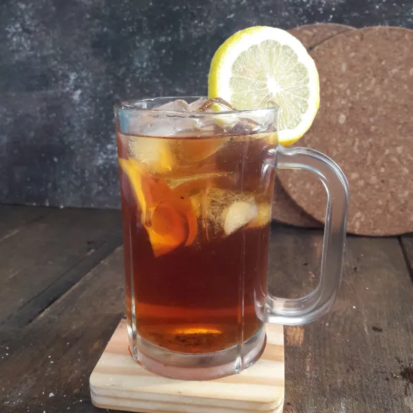 Tambahkan es sesuai keinginan. Sajikan.