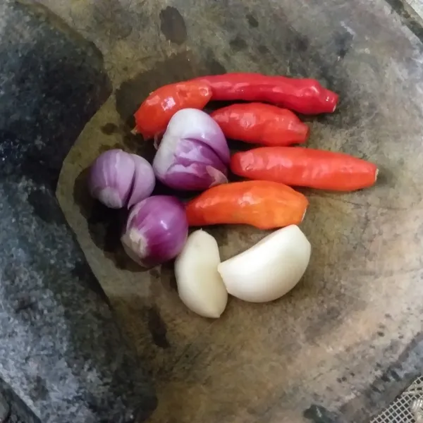 Siapkan bawang merah, bawang putih, dan cabai rawit merah, haluskan.
