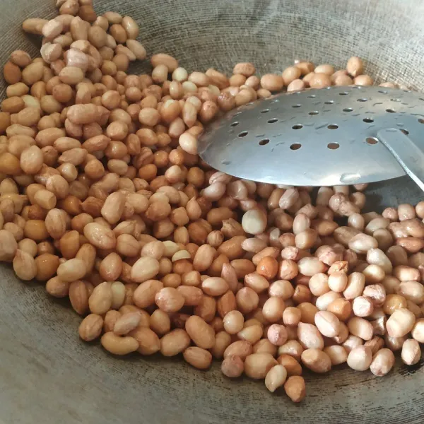 Cuci bersih kacang kemudian sangrai hingga berubah warna dan renyah.