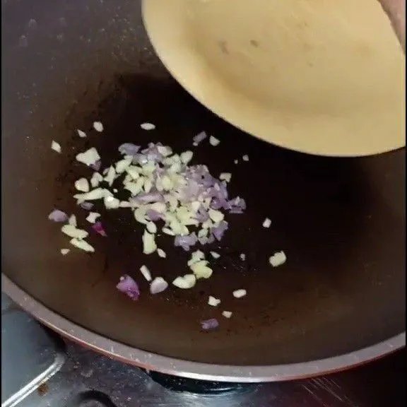 Tumis bawang merah dan bawang putih.