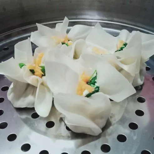 Bungkus adonan dengan kulit lumpia, tambahkan wortel cincang dibagian atasnya. Kukus 20 menit.