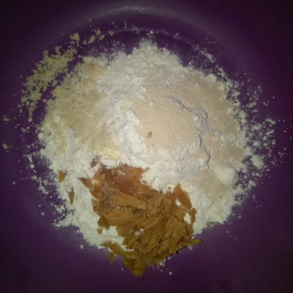 Siapkan wadah, masukkan tepung,ragi, bubuk almond dan gula merah. Aduk rata,bisa pakai mixer atau spatula.