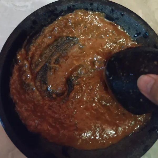 Kacang sangrai diblender terlebih dahulu lalu uleg bumbu pecel nya.