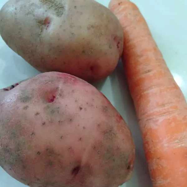 Lalu, siapkan kentang & wortel. Kupas kulit.