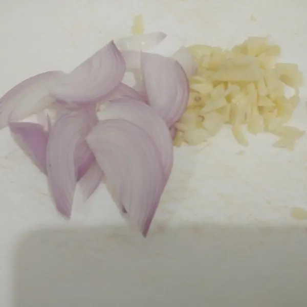 Iris bawang bombay dan bawang putih.