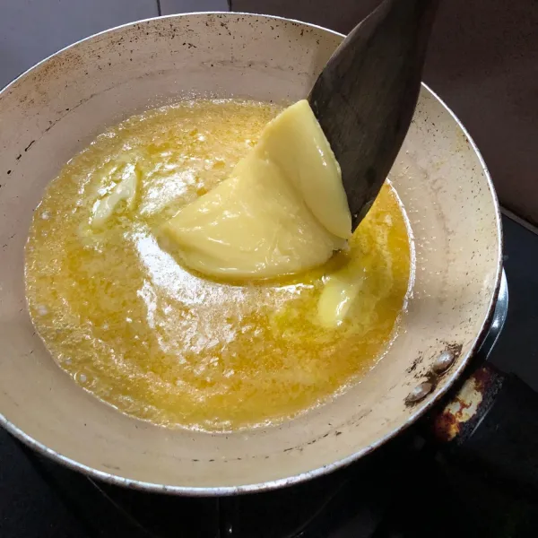 Terakhir, masukkan 170 gram keju mozzarella (sesuai selera) sampai tercampur rata dengan margarin dan butter.