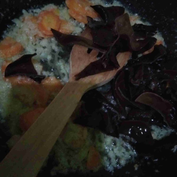 Tambahkan potongan jamur kuping.