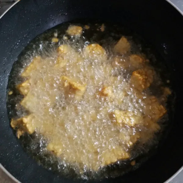 Goreng juga tempe setengah matang, sisihkan.