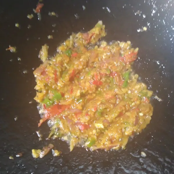 Siapkan wajan dengan minyak panas, tumis bumbu sampai bau harum