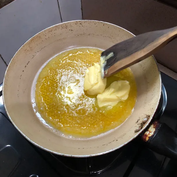 Setelah margarin mencair, tambahkan 2 sdm butter lalu aduk kembali secara merata.
