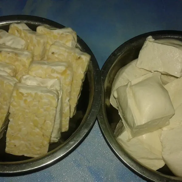 Potong-potong tempe dan cuci bersih tahu.