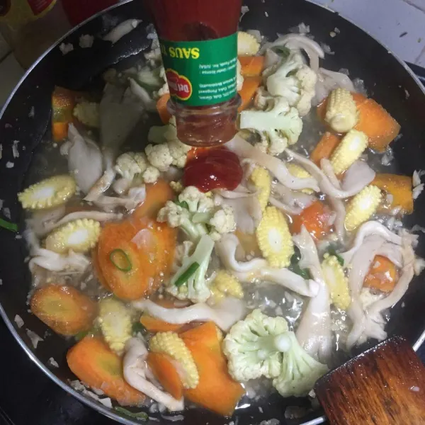 Masukkan wortel, baby corn dan aduk hingga semua tercampur kemudian tambahkan saus tomat.