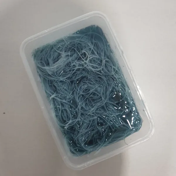 Rendam bihun dengan air rebusan bunga telang, setelah bihun lembut tiriskan.