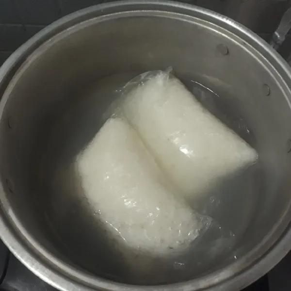 Masak dengan metode 5307, yaitu masak beras tadi selama 5 menit dari air mendidih! kemudian matikan api! Diamkan selama 30 menit dalam panci sambil ditutup! Selanjutnya rebus lagi selama 7 menit! Angkat dan biarkan dingin!