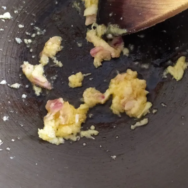 Ulek bawang putih dan kemiri hingga halus
Panaskan minyak/margarin di wajan
Tumis bumbu halus hingga harum