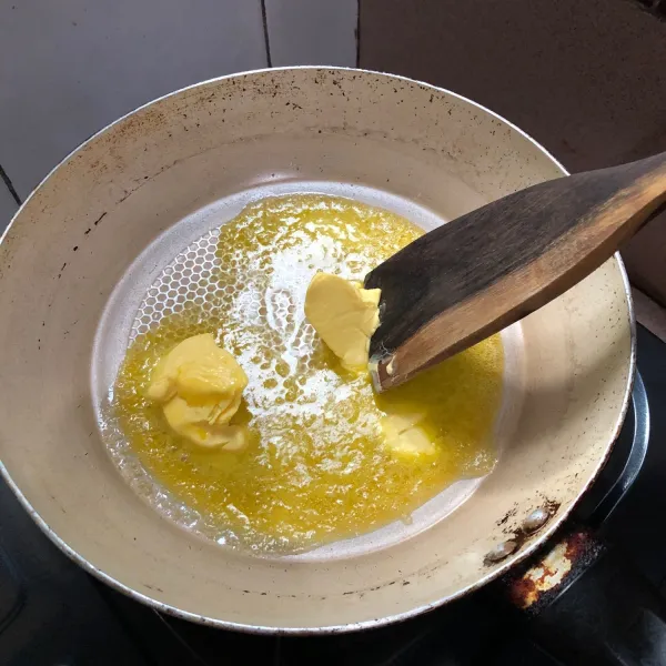 Panaskan 2 sdm margarin sampai mencair secara terpisah.