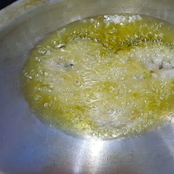 Goreng dalam minyak panas, tunggu sampai agak kecoklatan. Angkat dan tiriskan.