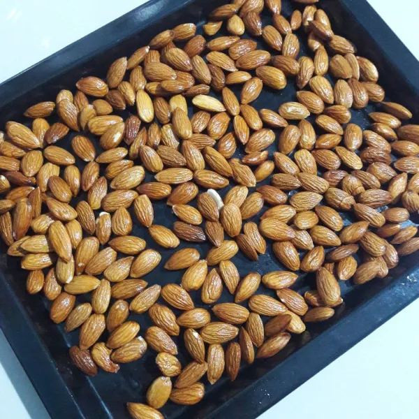 Panaskan oven dengan suhu 170°c lalu oven kacang almond selama 20 menit.