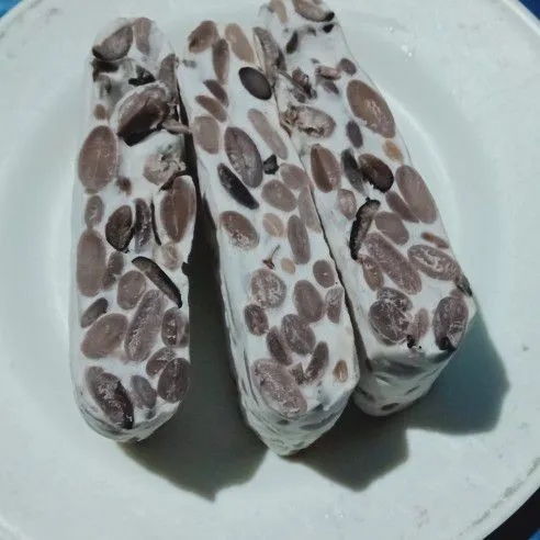 Siapkan tempe dan kukus selama 20 menit.
