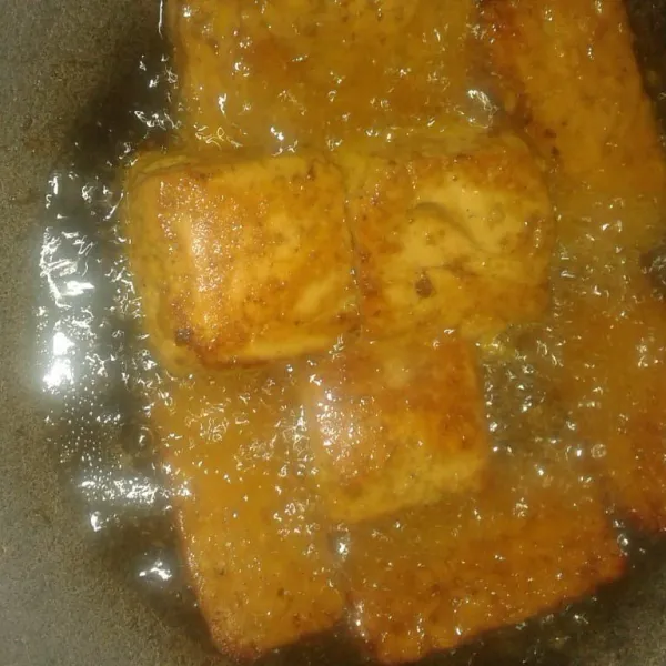 Panaskan secukupnya minyak goreng lalu goreng tempe dan tahu sampai matang. Angkat