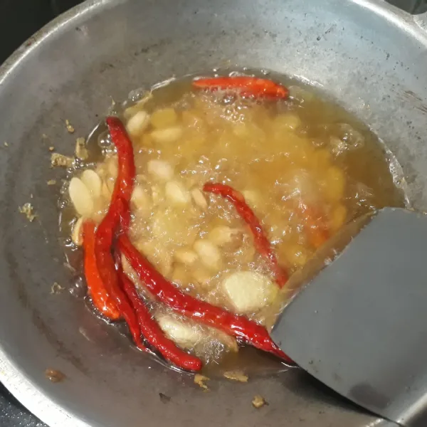 Membuat saus kacang : Panaskan minyak goreng, lalu goreng kacang tanah, cabai, dan bawang putih hingga matang! angkat dan tiriskan!