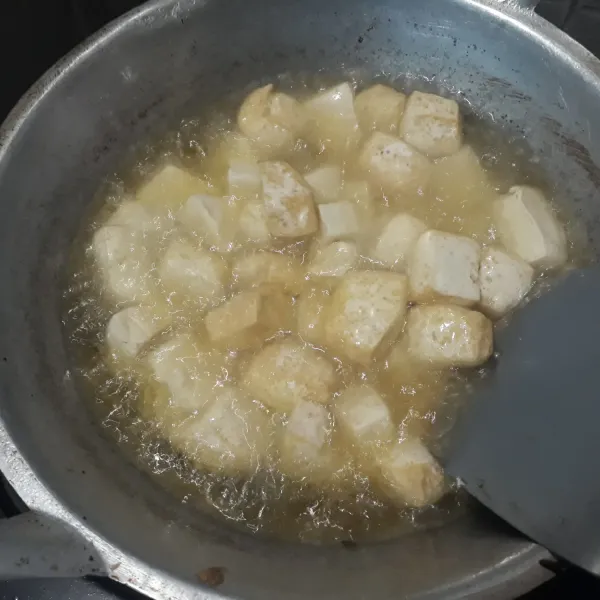 potong tahu bentuk dadu lalu goreng dalam minyak panas hingga matang kecoklatan! angkat dan tiriskan!