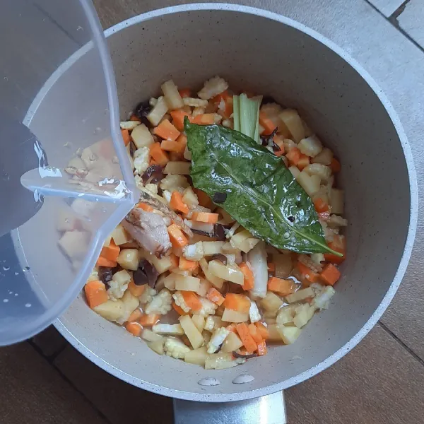Buat isi arem-arem: tumis bumbu halus, daun salam, lengkuas dan serai hingga harum. Masukkan kentang (dipotong kotak), wortel (dipotong kotak) dan jagung putren (dipotong kotak). Tuang air.