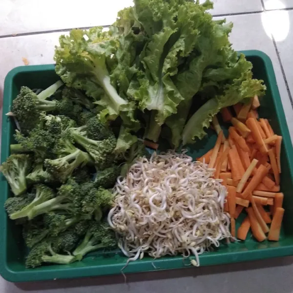 Siapkan sayuran dan potong sesuai selera.