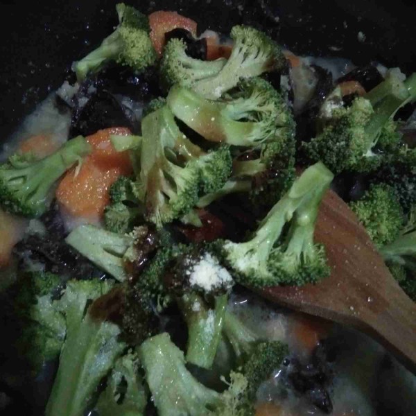 Masukkan brokoli lalu tambahkan air dan bumbu (garam, gula, kaldu bubuk, lada bubuk dan saus tiram). Aduk rata dan masak hingga brokoli empuk.