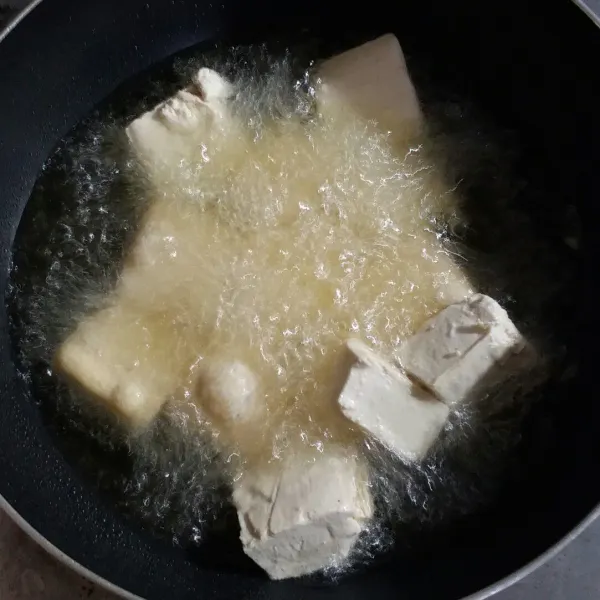 Goreng tahu setengah matang, sisihkan.