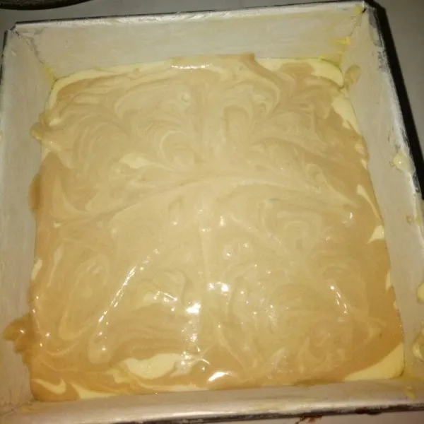 Siapkan loyang, olesi dengan margarin. Masukkan adonan putih dulu baru adonan mocanya, buat garis-garis pakai lidi biar adonan moca masuk ke dalam. Lalu oven selama 25-35 menit dengan suhu 180°C. Tergantung oven masing-masing. Angkat dan sajikan.