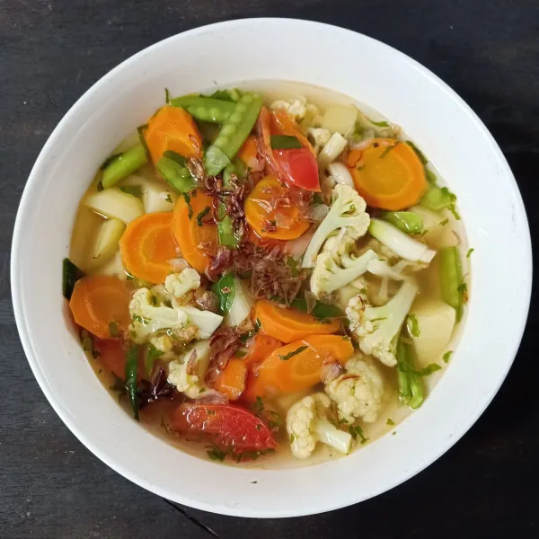 Tuang dalam mangkok saji dan beri taburan bawang goreng.