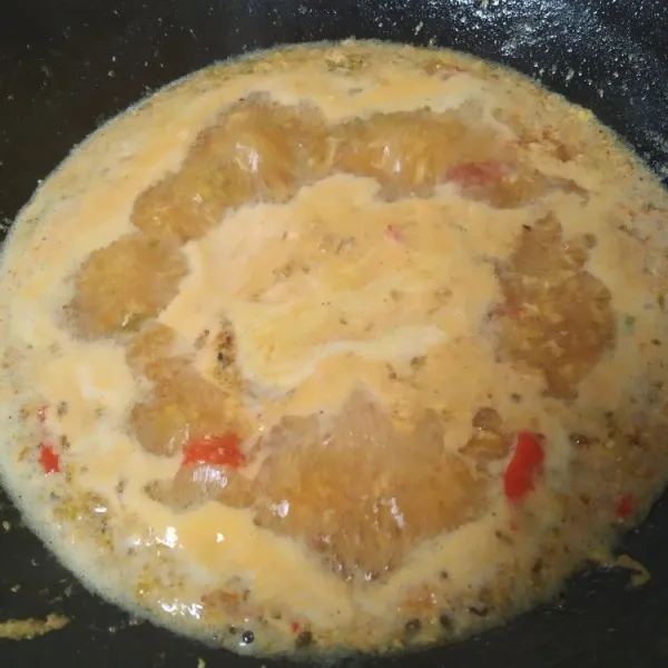 Tambahkan air dan telor, dikocok. Lalu masukkan garam, kaldu bubuk serta bumbu cabe giling merah, aduk dan tunggu mendidih