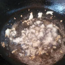 Haluskan bawang putih,  lalu tumis sampai harum.