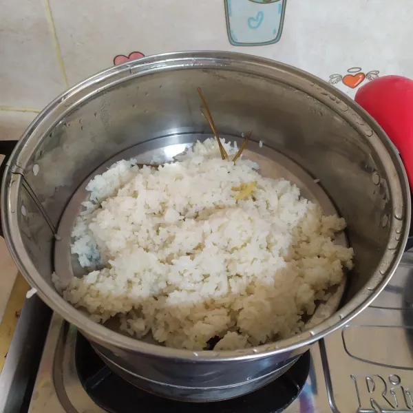 Kukus nasi setengah matang hingga mekar dan matang kira-kira 25 menit.