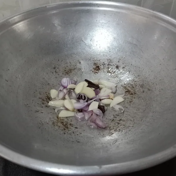 Panaskan minyak goreng, tumis bawang putih, bawang merah, kapulaga, cengkeh, bunga lawang dan kayumanis sampai harum. Masukkan air, bumbui garam dan masak sampai mendidih.