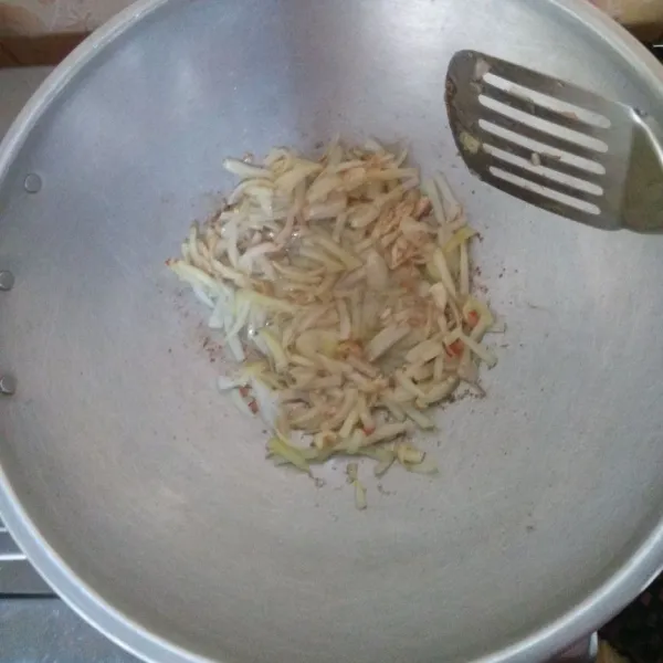 Tumis bawang putih, merica bubuk dan bawang bombay sampai harum kemudian beri air secukupnya.