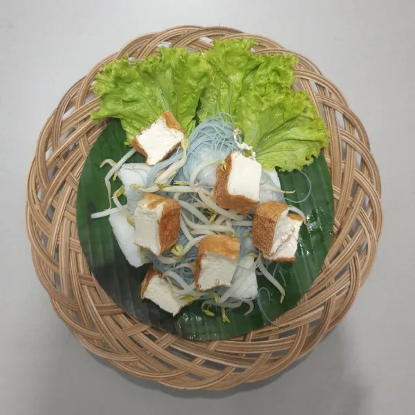 Tata ketupat, tahu, bihun, dan tauge di piring.