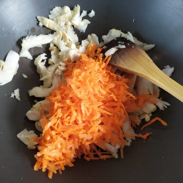 Masukkan jamur tiram(cuci lalu peras) dan wortel
Aduk² hingga agak layu
