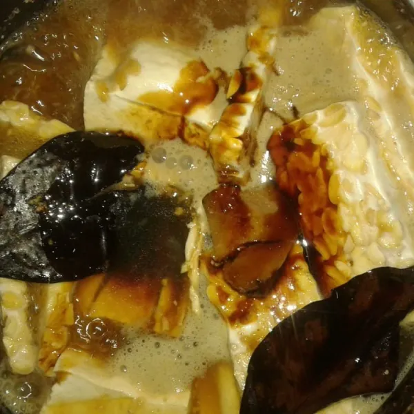 Setelah itu masukkan kecap manis. Aduk  sesekali dan masak sampai air menyusut dan mengental.