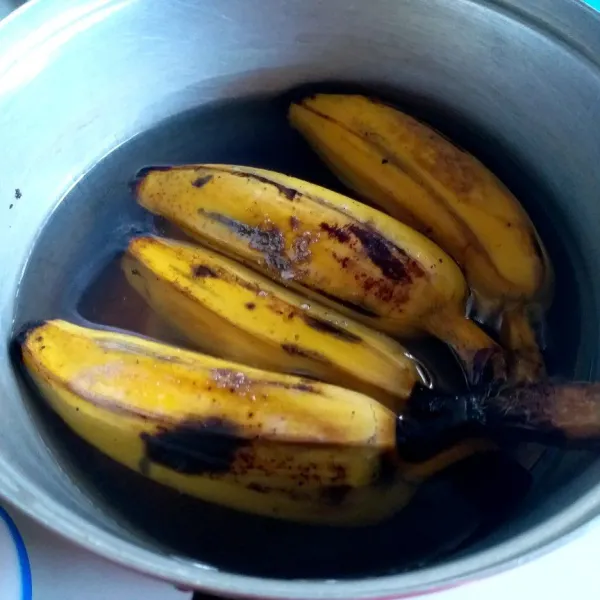 Rebus atau kukus pisang kepok.