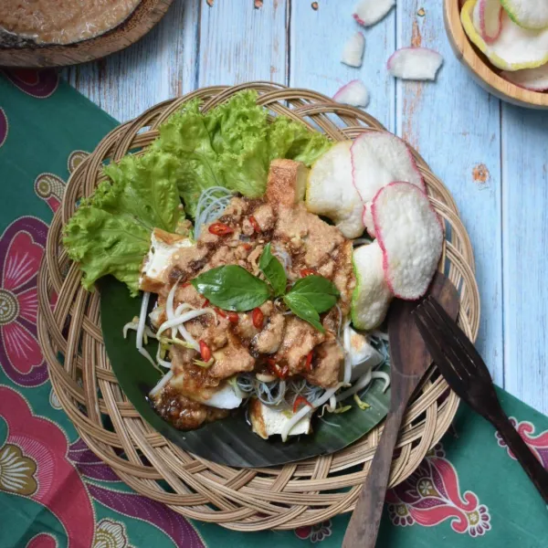 Siram dengan saus kacang lalu beri kecap sesuai selera. Taburi bawang goreng dan lengkapi dengan kerupuk. Yummy.