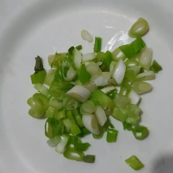 Cincang kasar daun bawang.