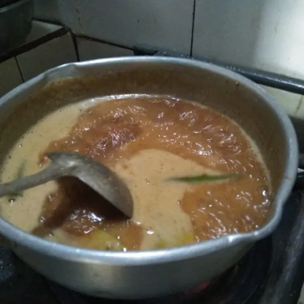 Masak bumbu kacang tambahkan garam, gula pasir, asam, daun jeruk dan daun salam. Masak sampai mengental, koreksi rasa.
