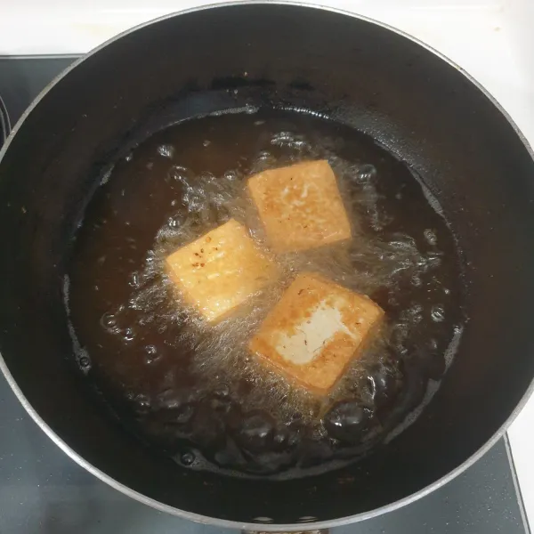Goreng tahu hingga kuning keemasan angkat dan tiriskan, potong kotak tahu dan sisihkan.