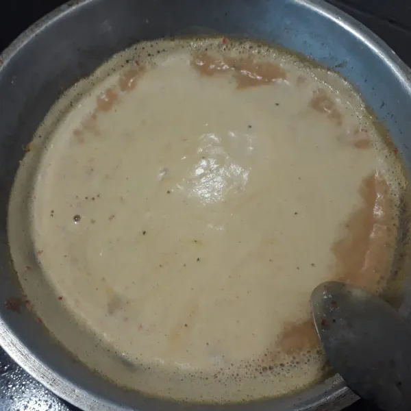 Setelah itu, masak saus kacang hingga kekentalan yang diinginkan! Tambahkan garam, kaldu bubuk, gula pasir, asam jawa, dan gula jawa! Tes rasa, lalu angkat!